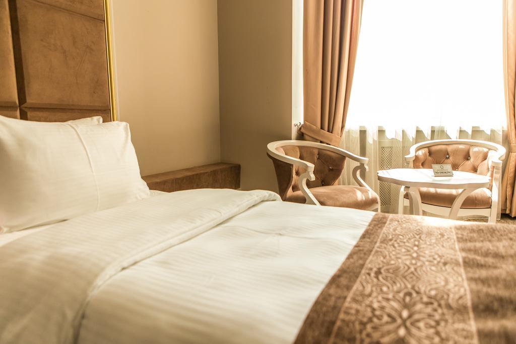 Grand Sapphire Hotel アルマトイ エクステリア 写真